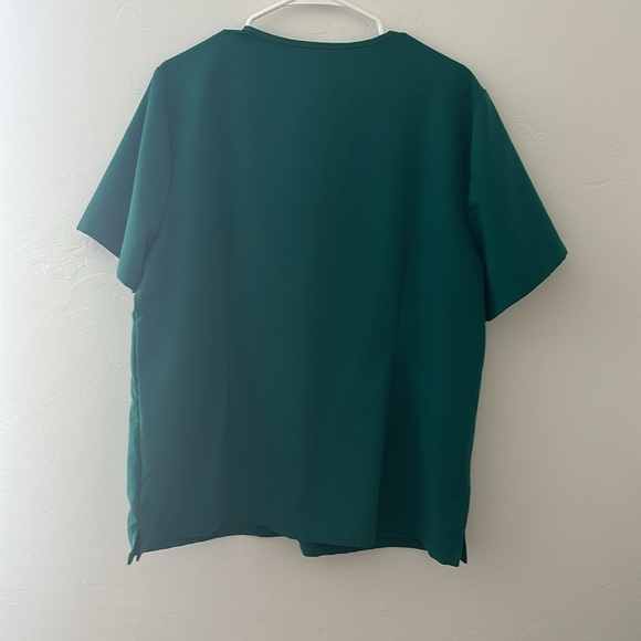 FIGS Casma Three Pocket Scrub Top in Hunter Green - Picture 4 of 7